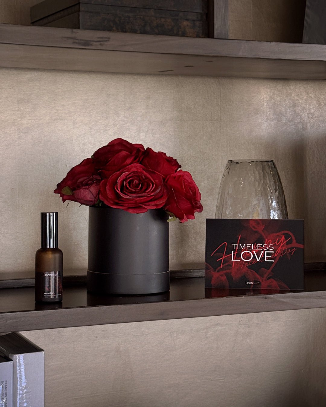 Dontrush - ชุดของขวัญแจกันดอกกุหลาบพร้อมสเปร์ยนํ้าหอม - TIMELESS Valentine's VASE WITH ROOM SPRAY