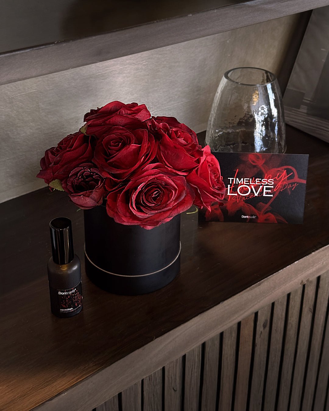 Dontrush - ชุดของขวัญแจกันดอกกุหลาบพร้อมสเปร์ยนํ้าหอม - TIMELESS Valentine's VASE WITH ROOM SPRAY